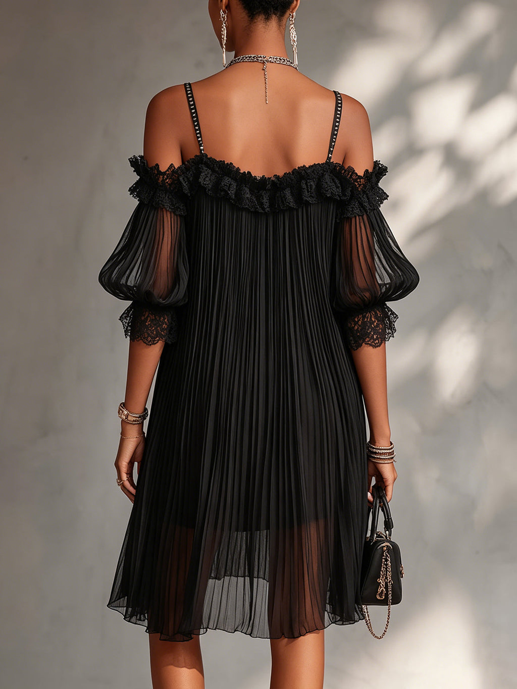 Vestito nero corto in chiffon a spalle scoperte con bordo in pizzo