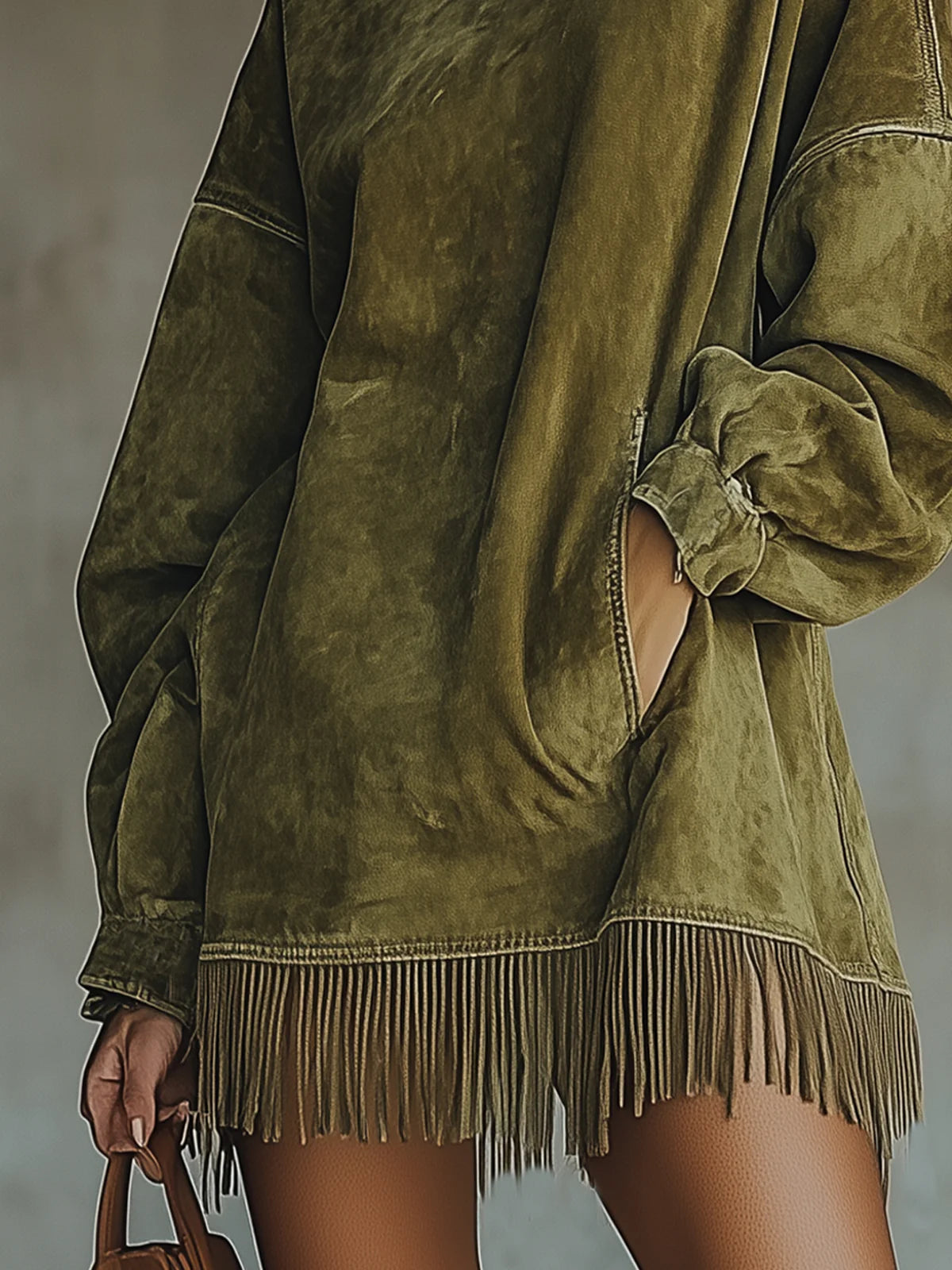 Vestito in scamosciato sintetico con collo alto e orlo a frange