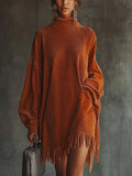 Vestito in velluto a coste arancione, taglio ampio, collo alto, orlo con nappe