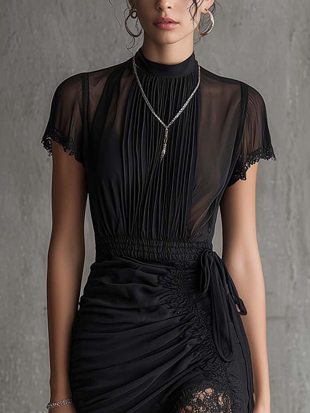 Vestito corto nero in chiffon con pieghe in vita e bordo in pizzo
