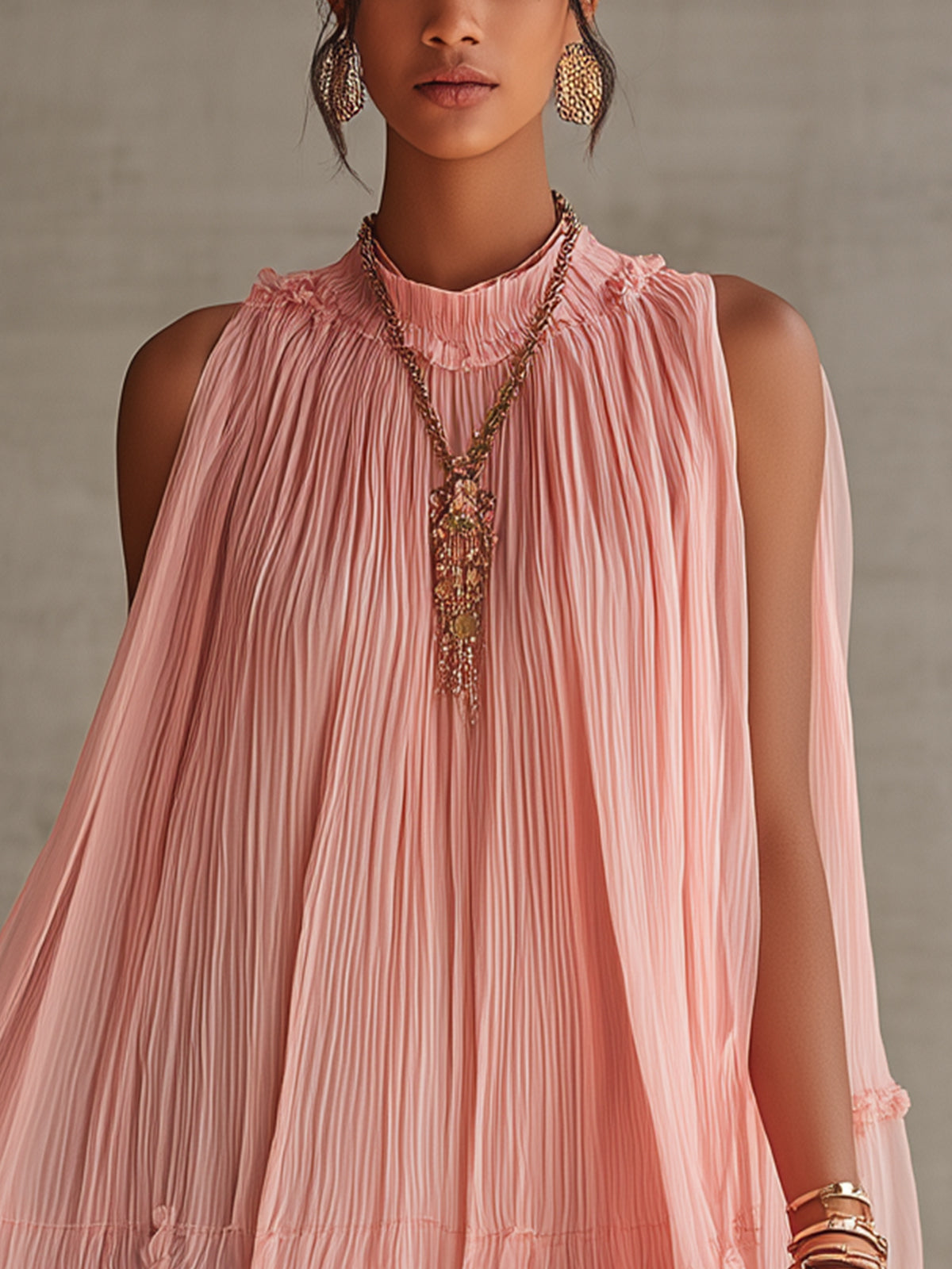 Agata | Mini abito rosa plissettato con scollo halter e volant
