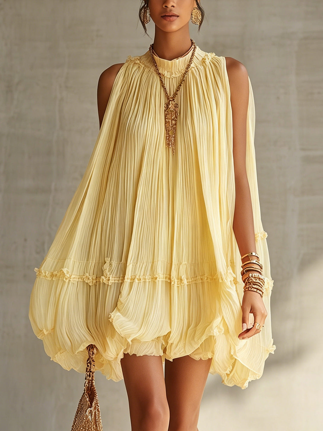 Abito mini giallo in chiffon con scollo a halter, ruches e taglio a palloncino
