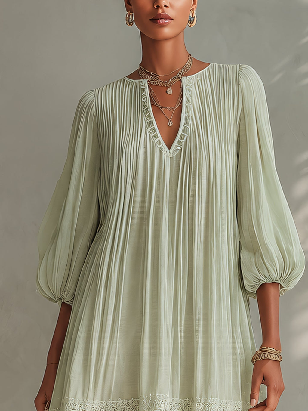 Vestito mini verde chiaro in chiffon plissettato con maniche a lanterna e pizzo
