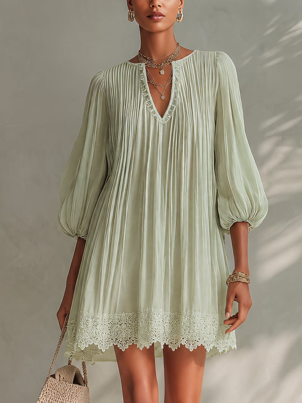 Vestito mini verde chiaro in chiffon plissettato con maniche a lanterna e pizzo
