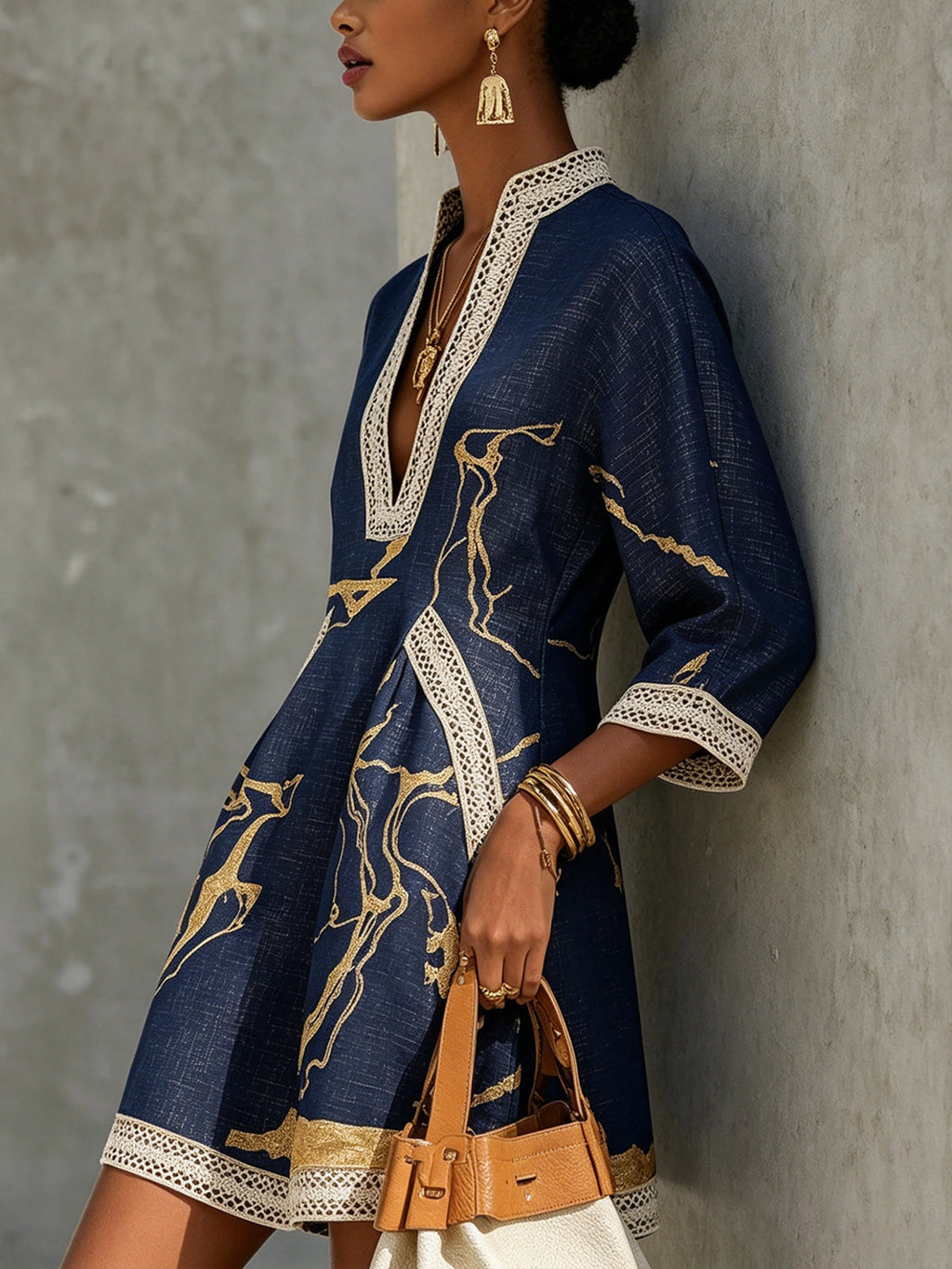 Minidress blu navy con stampa dorata, scollo a V e inserti a uncinetto